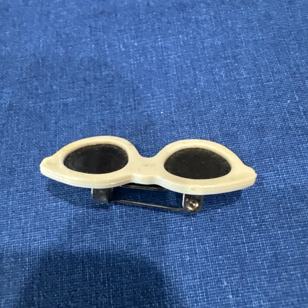 Vintage White Sunglasses Pin Brooch 1.5
